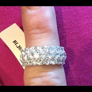 Woman’s fashion ring size 6